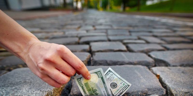 Phụ nữ mơ thấy nhặt được tiền 100 nghìn thì có điềm báo gì